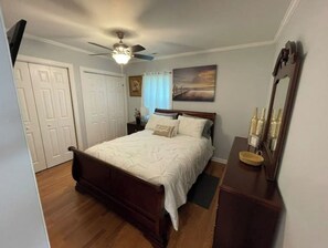 4 室のベッドルーム、デスク、アイロン / アイロン台、旅行用ベビーベッド