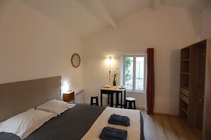 1 chambre, bureau, draps fournis