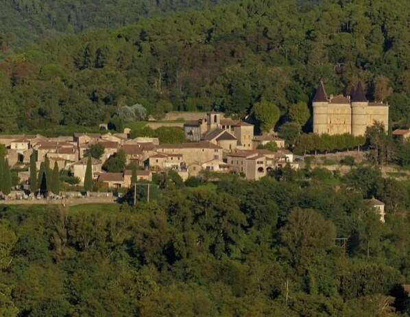 Eine historische Stadt mit mittelalterlicher Architektur, darunter ein Schloss und traditionelle Gebäude.