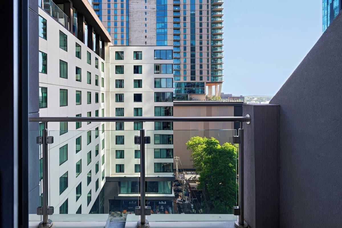 Un edificio moderno de varios pisos, con amplios ventanales y vistas a otros rascacielos.