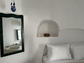 Villa | 2 bedrooms, free WiFi, bed sheets - Charming 2-bed Villa in Thera With Outdoor hot tub (Santorini)