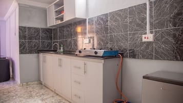 大型雪櫃/冰箱、廚房用具/餐具/器皿、清潔用品