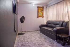 Apartamento empresarial, 2 quartos | Área de estar