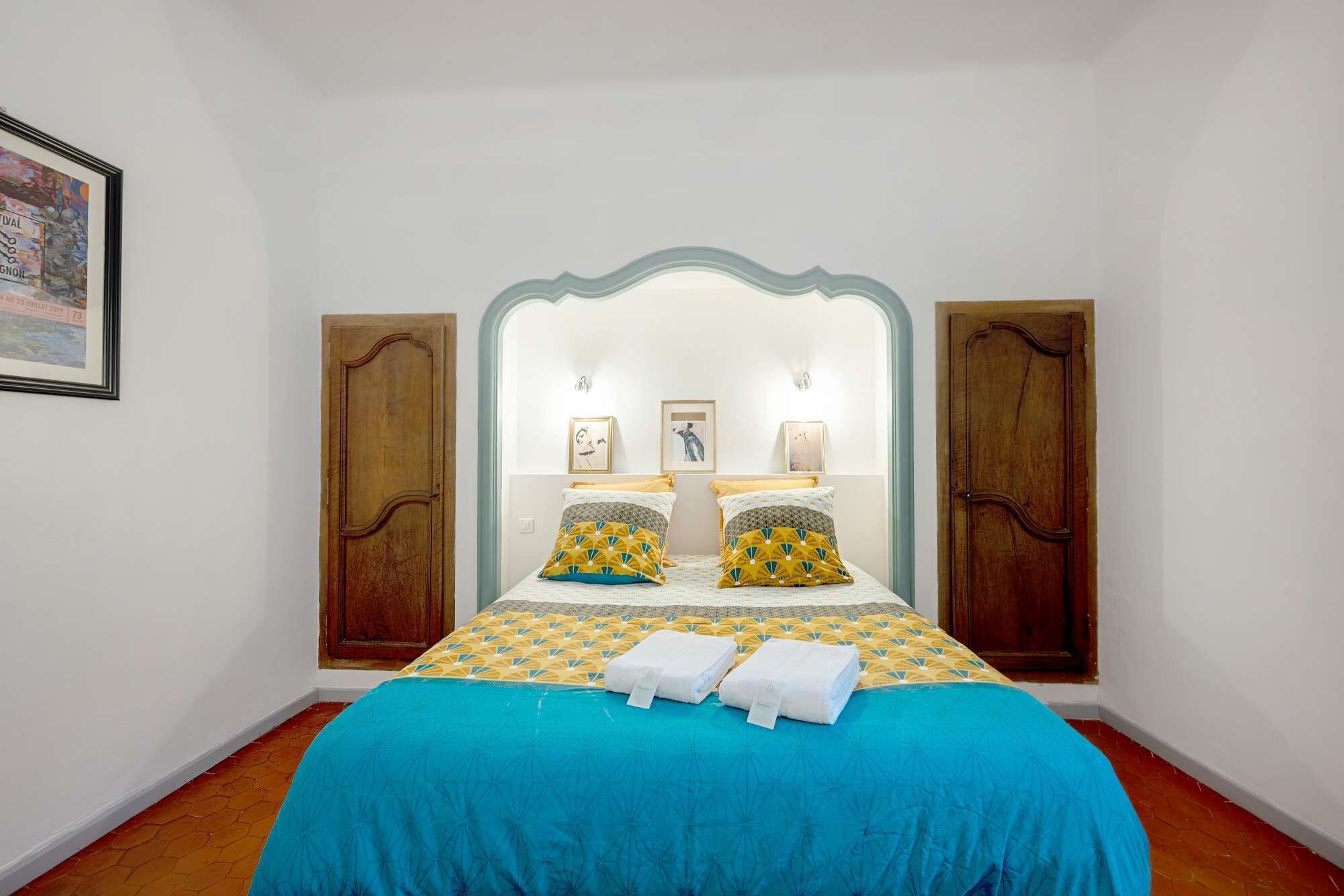 2 bedrooms, desk, iron/ironing board, bed sheets