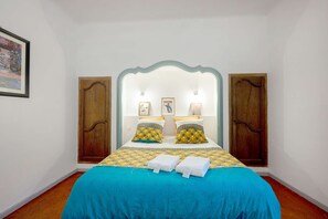 2 chambres, bureau, fer et planche à repasser, draps fournis