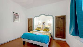 2 habitaciones, escritorio y tabla de planchar con plancha