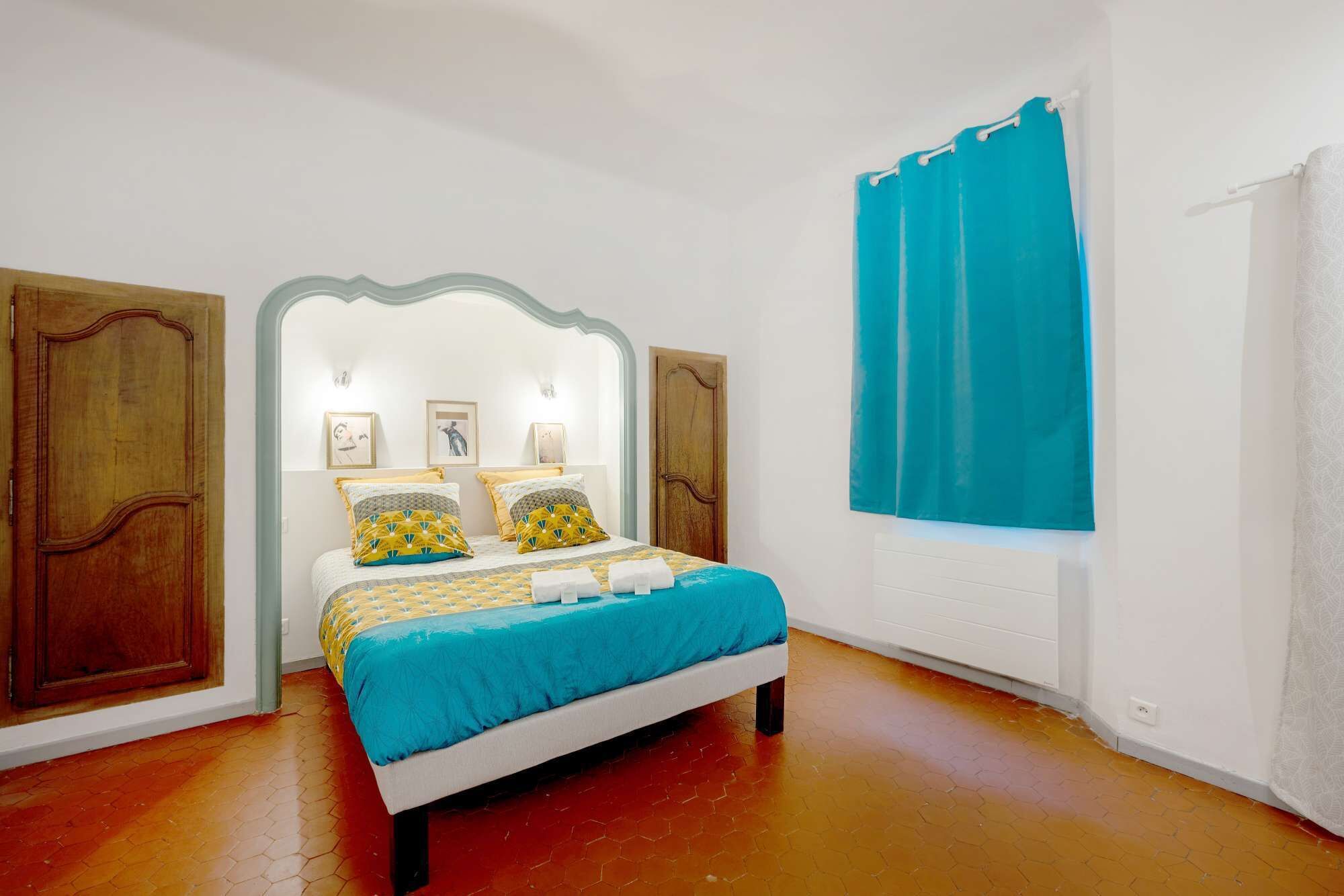 2 camere, una scrivania, ferro/asse da stiro, lenzuola