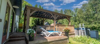 La Datcha Cottage-Hot Tub, Sauna, Swimming Pool, 20 Wooded Acres of Grassland