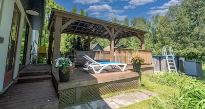 La Datcha Cottage-Hot Tub, Sauna, Swimming Pool, 20 Wooded Acres of Grassland