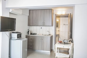 Apartment, 1 Bedroom, Balcony, City View | Interior