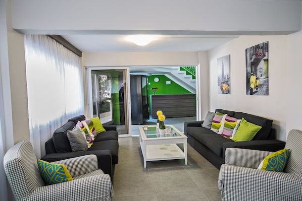 Huoneisto, 1 makuuhuone, parveke, kaupunkinäköala | Oleskelualue