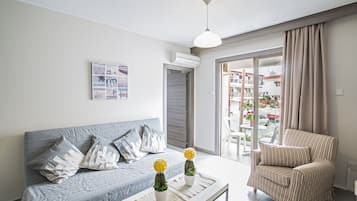 Apartment, 1 Bedroom, Balcony, City View | Living area