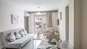 Apartment, 1 Bedroom, Balcony, City View | Living area