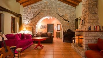 House, 3 Bedrooms, Smoking, Balcony | Living room | Books