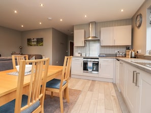 Dishwasher, cookware/dishes/utensils - Beech Lodge (Preston)