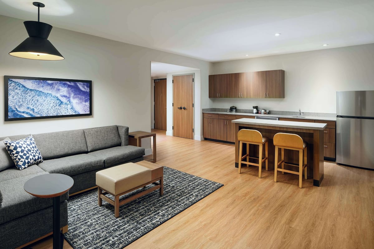 Een modern appartement met een zithoek, keuken en eethoek.