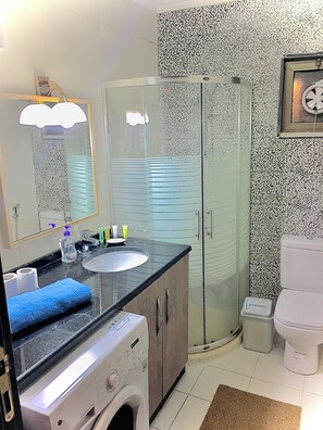 Apartment, 1 Bedroom, Accessible, Smoking | Bathroom | Free toiletries, towels