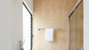 A bathroom with a white sink, toilet, and glass shower enclosure. - Room in Guest Room - Cuarto En Las Lomas! (Naucalpan)