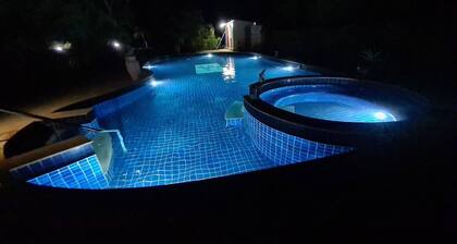 Beautiful Bungalow With Shared Outdoor Pool and 2km From the Beach