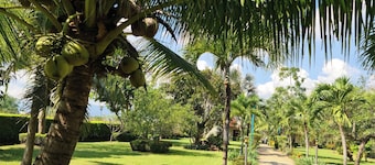 Beautiful Bungalow With Shared Outdoor Pool and 2km From the Beach