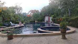 Pool - Beautiful Bungalow With Shared Outdoor Pool and 2km From the Beach (Cha-am)