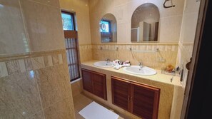 Bathroom - Beautiful Bungalow With Shared Outdoor Pool and 2km From the Beach (Cha-am)