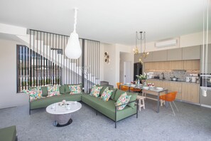 Villa, 4 Bedrooms, Private Pool, Garden View | Living area