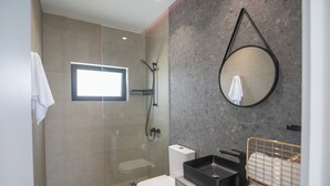 Villa, 4 chambres, piscine privée, vue sur le jardin | Salle de bain | Articles de toilette (gratuits), serviettes fournies