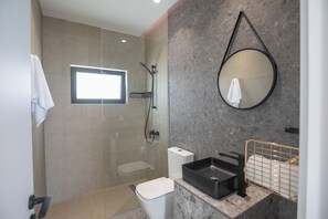 Villa, 4 Bedrooms, Private Pool, Garden View | Bathroom | Free toiletries, towels