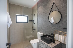 Villa, 4 Bedrooms, Private Pool, Garden View | Bathroom | Free toiletries, towels - Protaras Elite Pearl Villa Ep17 (Paralimni)