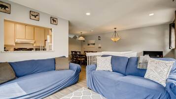 Condo, 2 Bedrooms | Living area