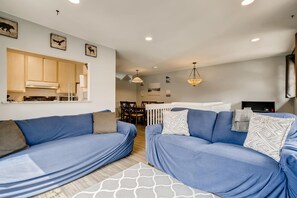 Condo, 2 quartos | Área de estar