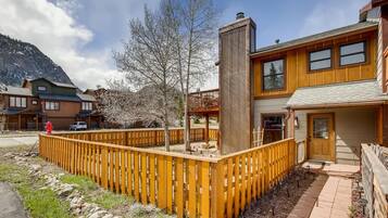 Condo, 2 Bedrooms | Property grounds