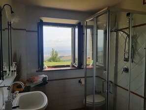 Douche, sèche-cheveux, bidet, serviettes fournies