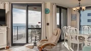 Condo, 3 Bedrooms | Living area