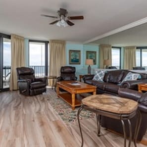 Condo, 3 quartos | Área de estar