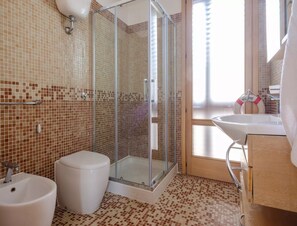 House, 2 Bedrooms, Smoking, Balcony | Bathroom