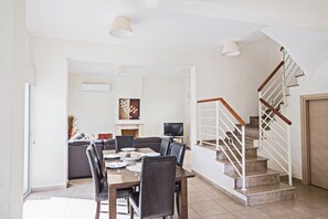 Villa, 3 Schlafzimmer, eigener Pool, Gartenblick | Speisen