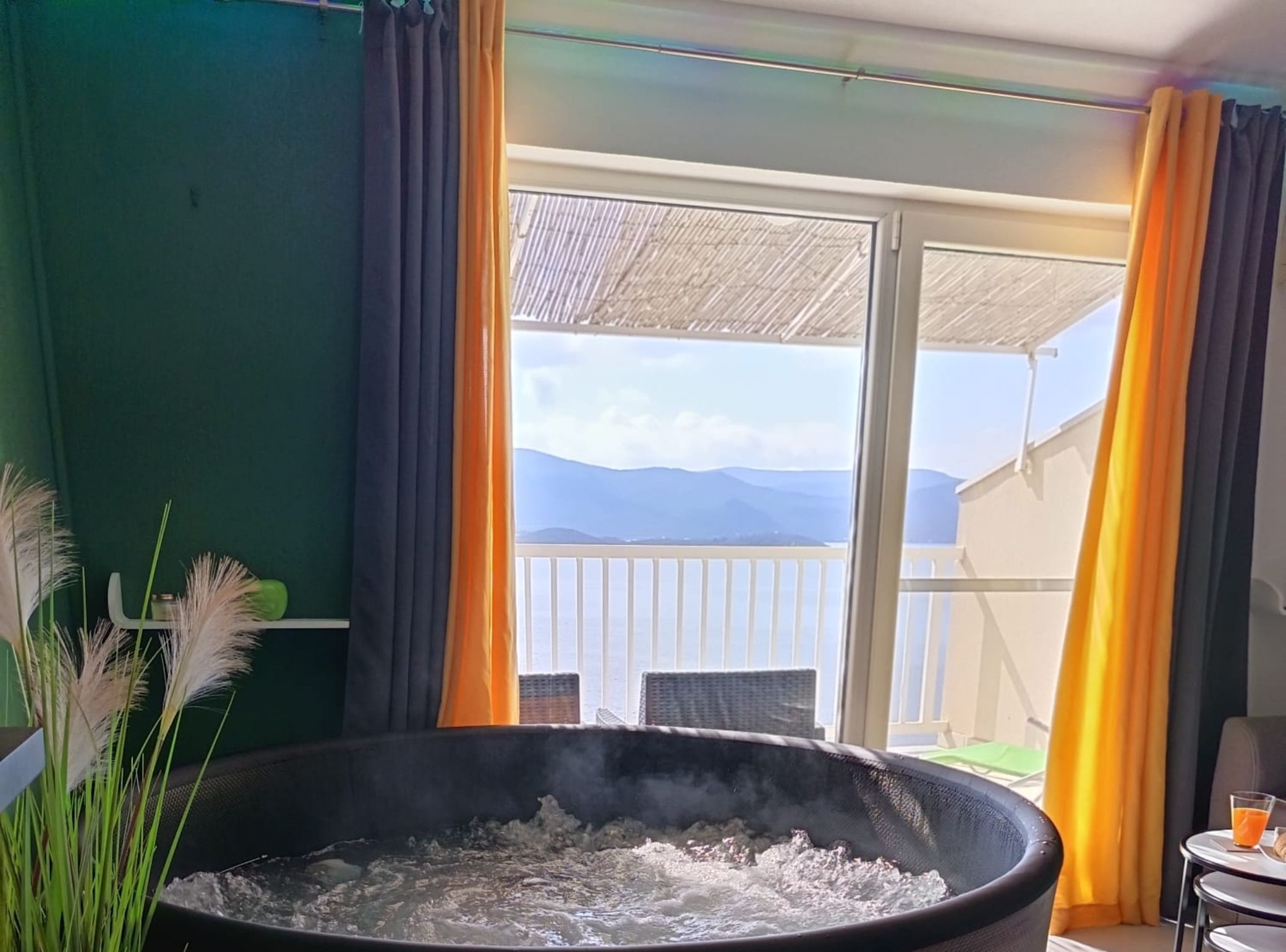 Leilighet (One Bedroom Apartment with Terrace an) | Innendørs boblebad