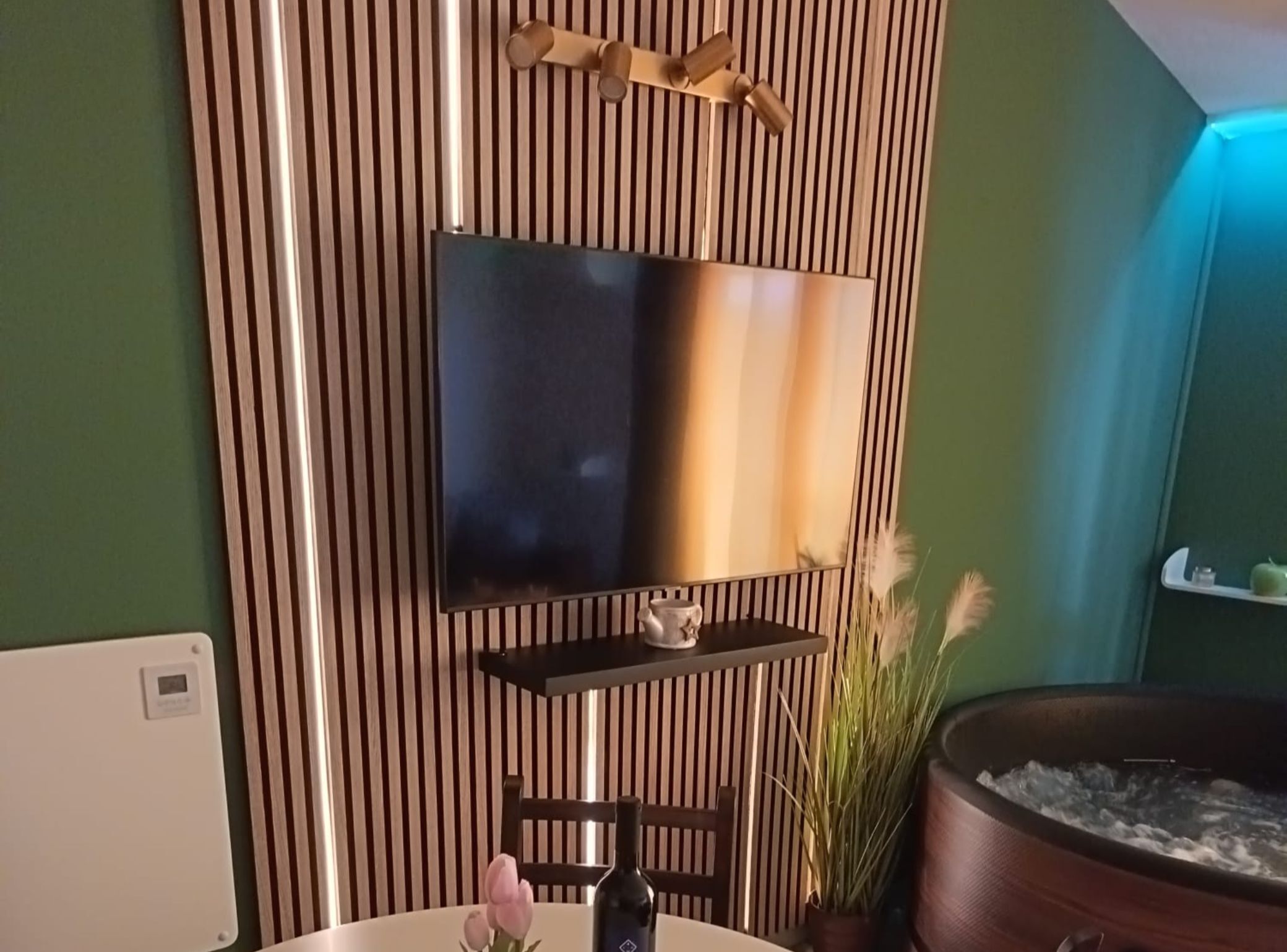 Leilighet (One Bedroom Apartment with Terrace an) | Oppholdsrom | En 25-tommers Flatskjerm-TV med Parabol-TV samt TV