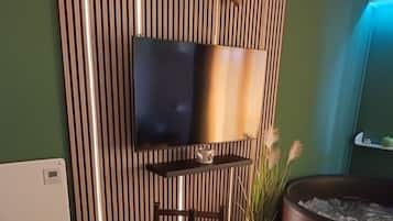 Leilighet (One Bedroom Apartment with Terrace an) | Oppholdsrom | En 25-tommers Flatskjerm-TV med Parabol-TV samt TV