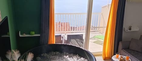 アパートメント (One Bedroom Apartment with Terrace an) | 屋内スパ浴槽