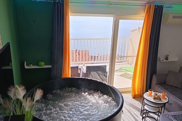 Apartment (One Bedroom Apartment with Terrace an) | Indoor spa tub