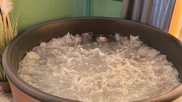 Leilighet (One Bedroom Apartment with Terrace an) | Innendørs boblebad