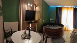 アパートメント (One Bedroom Apartment with Terrace an) | リビングルーム | 25 インチの薄型テレビ (衛星放送視聴可)、テレビ