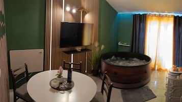 Leilighet (One Bedroom Apartment with Terrace an) | Oppholdsrom | En 25-tommers Flatskjerm-TV med Parabol-TV samt TV