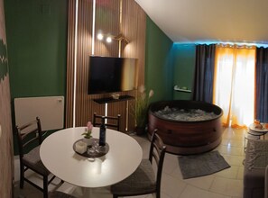 公寓 (One Bedroom Apartment with Terrace an) | 客廳 | 25-吋平面電視、衛星頻道、電視