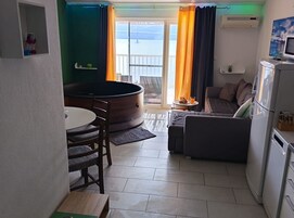 公寓 (One Bedroom Apartment with Terrace an) | 客厅 | 25-英寸纯平电视 （配备卫星频道）、电视