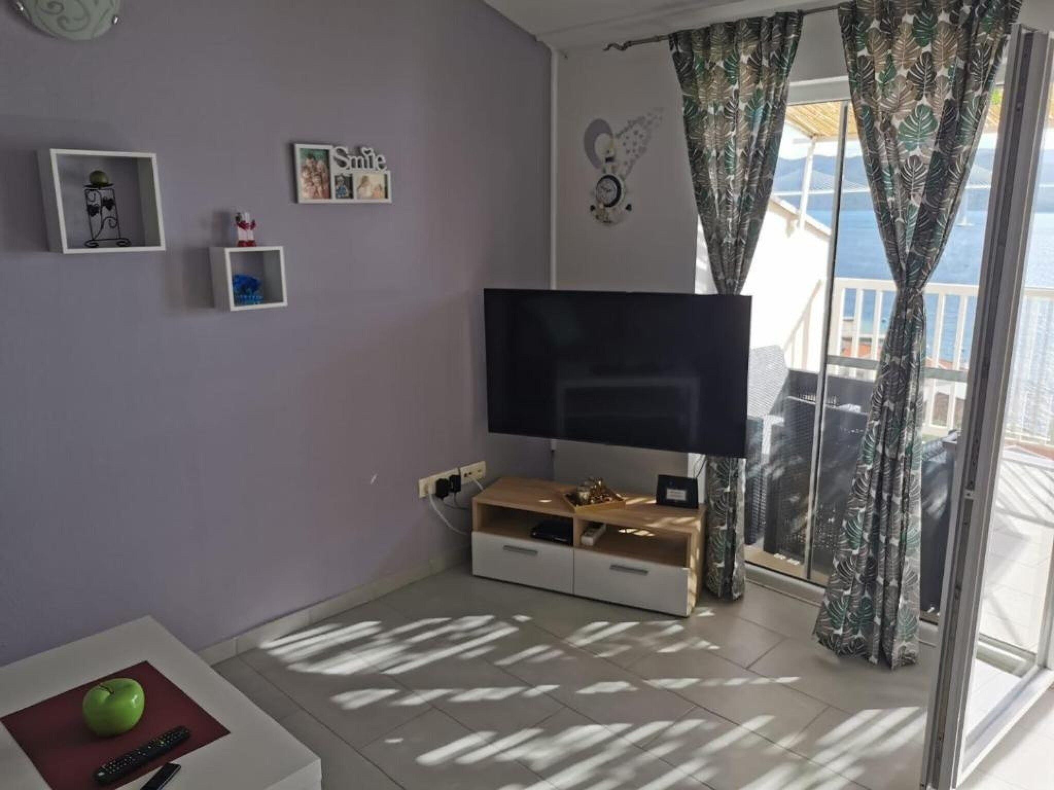 شقة (One Bedroom Apartment with Terrace an) | المنشأة من الداخل