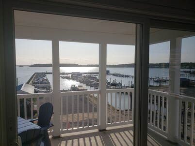 Bayfront Family Friendly 2BR on a Marina - Great Location & Beautiful Views!